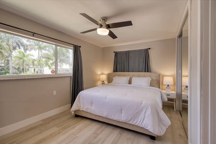 Bedroom with a king bed, private desk and private modern bathroom