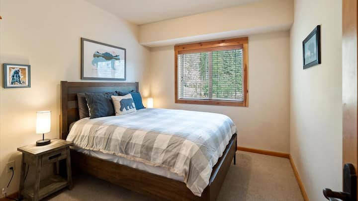 La camera queen-size offre un materasso e delle lenzuola di lusso, una vista alpina e un deposito per i vestiti. 