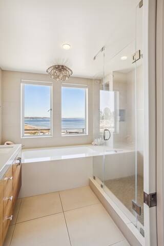 Luxury Oceanside Dream – Steps to Capitola Beach gallery image 2
