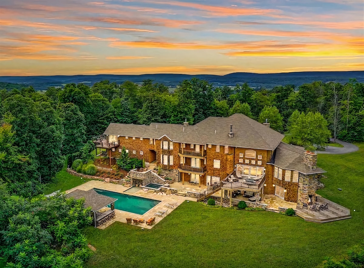 *5 Star LUX Retreat Sleeps 25+ Pool Theater Arcade Houses for Rent in New Ringgold