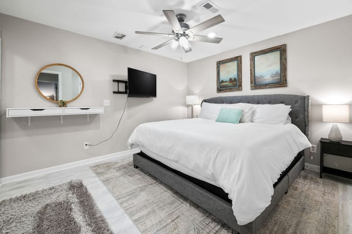 Amplia suite tamaño king en el nivel inferior con privacidad y baño privado, perfecta para familias o amigos.