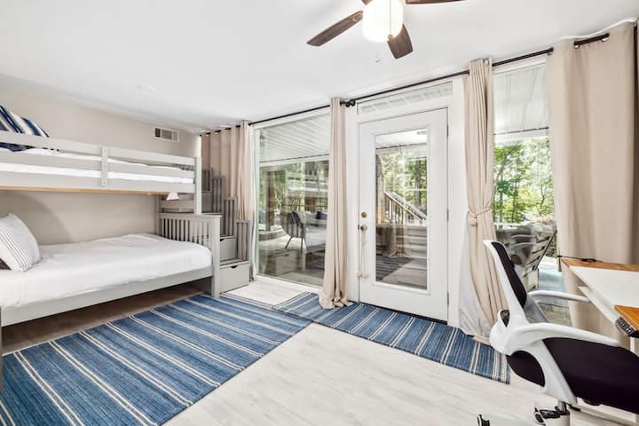 Perfecta para niños o invitados, la habitación de literas se abre directamente al patio para divertirse y relajarse fácilmente al aire libre.