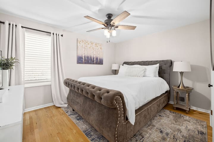 En el piso principal, el dormitorio 2 ofrece una cama tamaño queen y un espacio sencillo y cómodo que se siente bien.