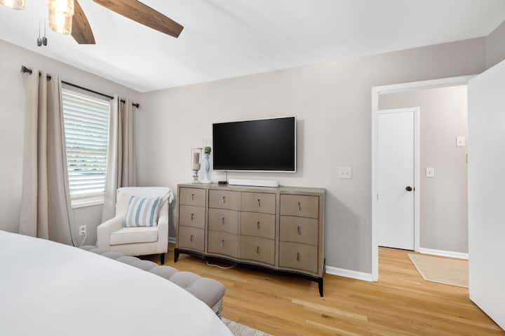 Dormitorio tamaño king en el piso principal: descansa fácilmente mientras te mantienes conectado y entretenido.