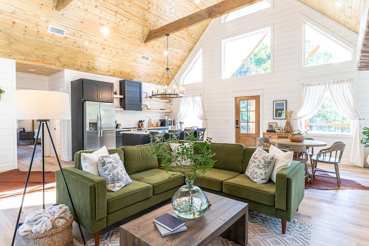 Needle + Pine Bright&Airy w Hot Tub & Pet Friendly - Cabins for