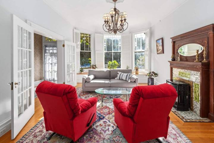 Gorgeous Victorian Flat gallery image 5