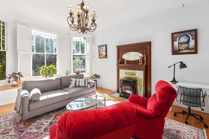 Gorgeous Victorian Flat gallery image 3