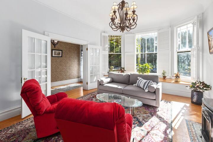 Gorgeous Victorian Flat gallery image 2