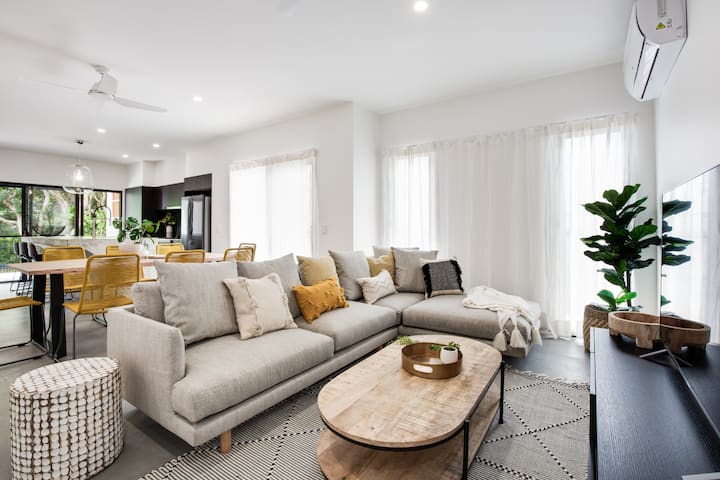 Modern Pet Friendly Beach Home - Coolum Beach