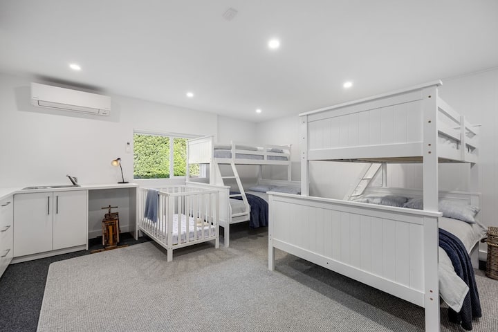 Upozorňujeme, že táto detská postieľka bola odstránená. - 2 x tri lôžka 