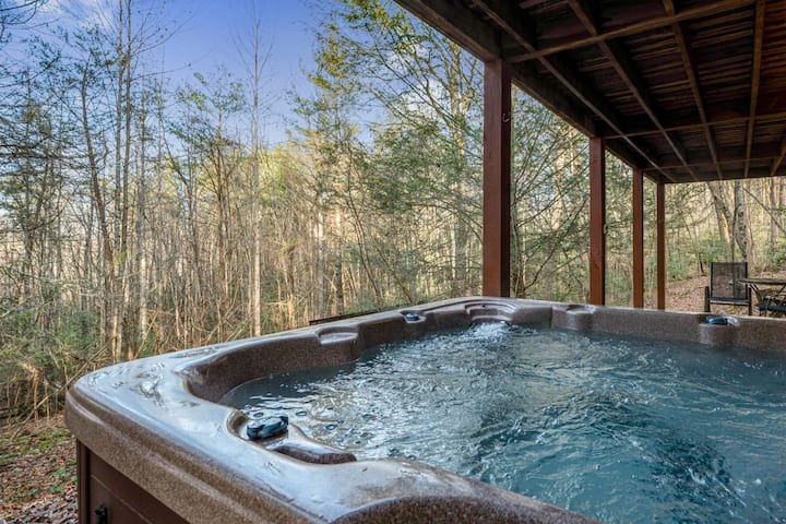 Peaceful Living - Hot Tub Plus Great Location!