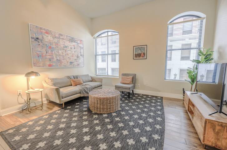 Airy 2BR | Fidi Boston | Walk anywhere! gallery image 2