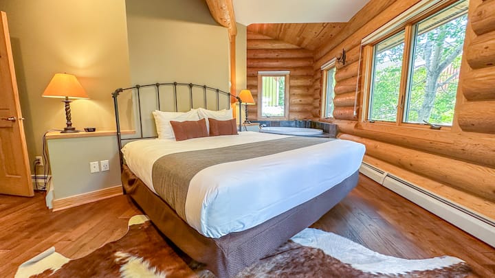 Საძინებელ 1-ში არის დიდი საწოლი და ჭავლით სავსე აუზი ოთახში.