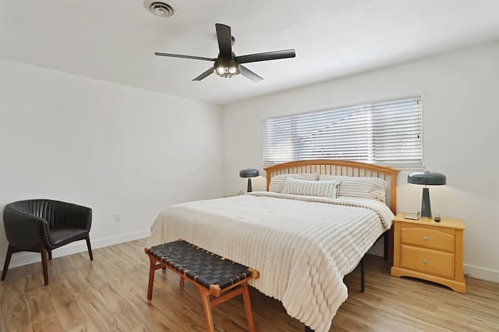 חדר שינה ראשי - מיטת קינג