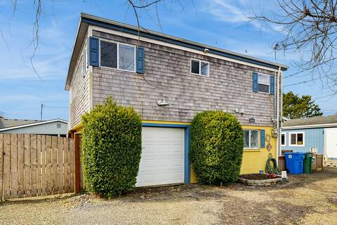 Modern 2BR Dog Friendly | Large Deck