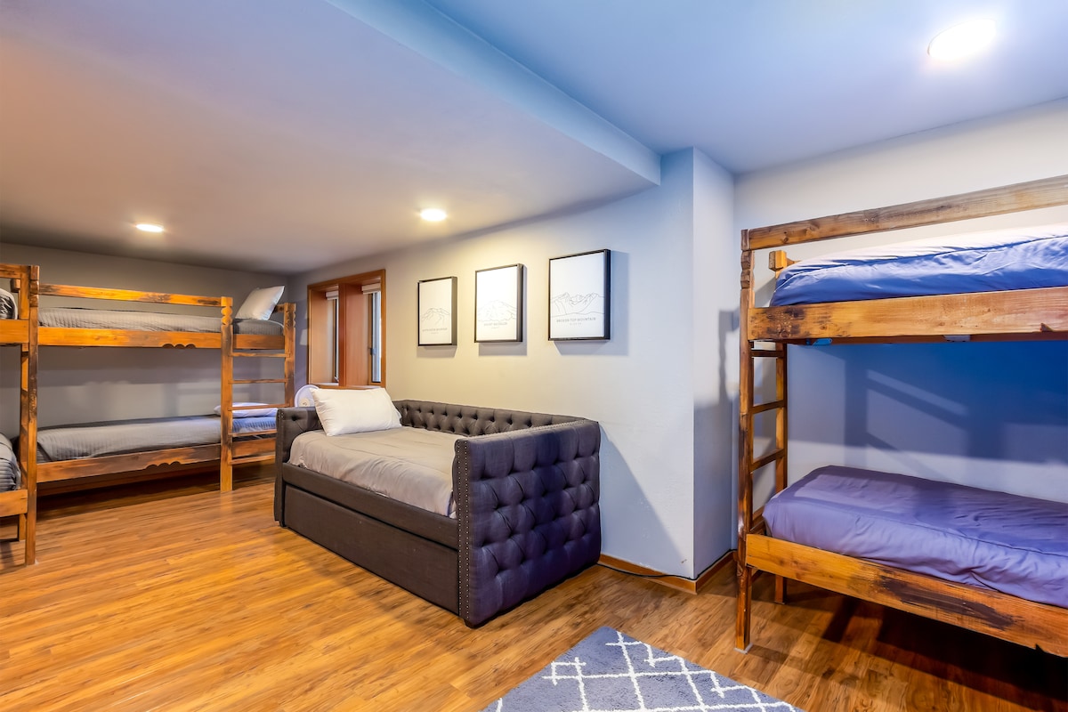 Две единечни кревети со три кревета на спрат – на долниот кат