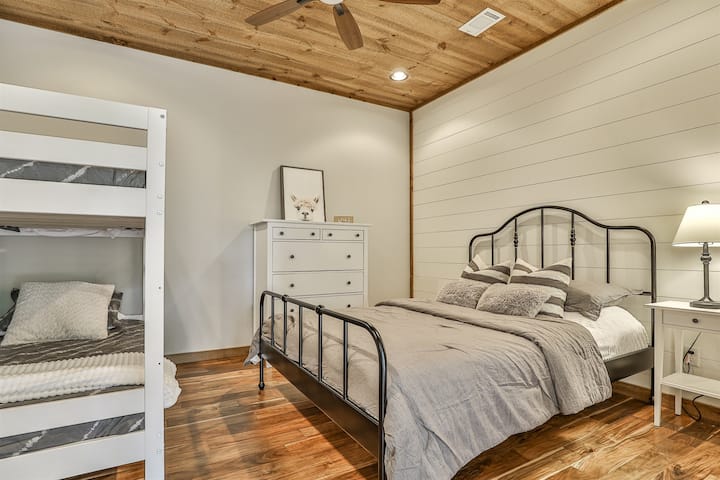 Chumba cha wageni cha kiwango cha chini na vitanda vya ghorofa