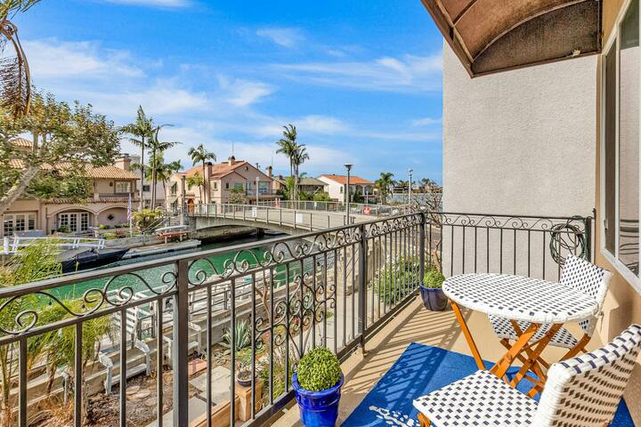 Expansive 4BR Waterview | Elevator gallery image 2