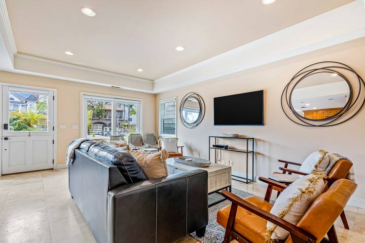 Expansive 4BR Waterview | Elevator gallery image 5