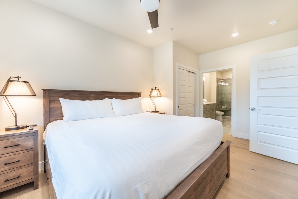 Chumba cha kulala cha wageni na kitanda cha ukubwa wa mfalme na ufikiaji wa bafu la wageni. 