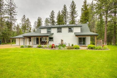 10 Mi to Silverwood: Secluded Getaway!