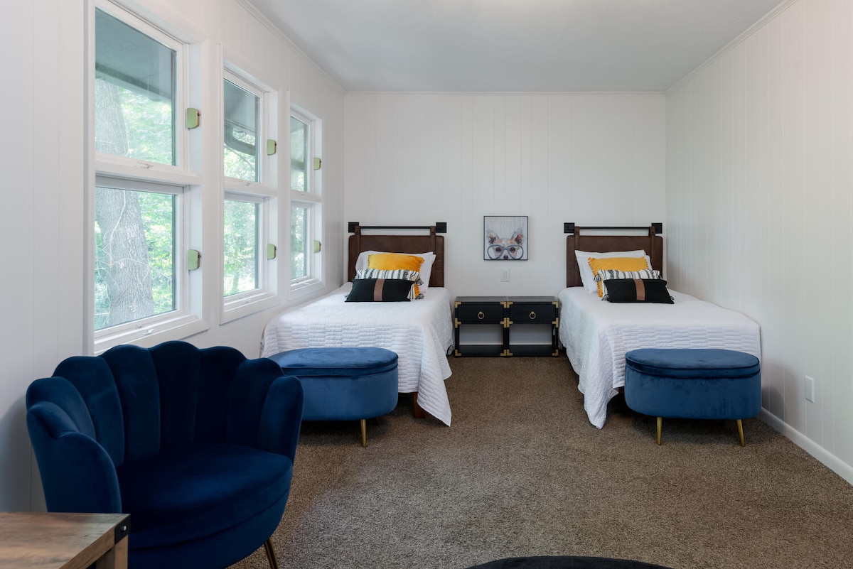 غرفة تضم سريرين صغيرين 