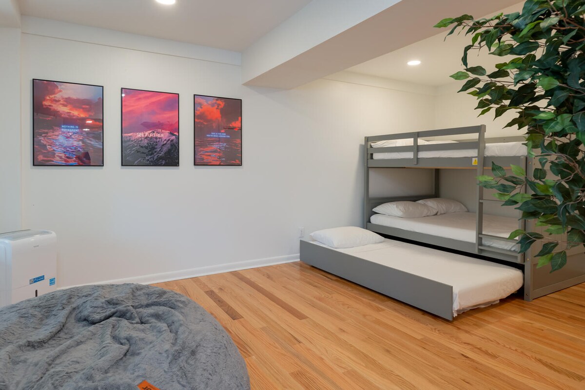 غرفة بطابقين بمستوى منخفض