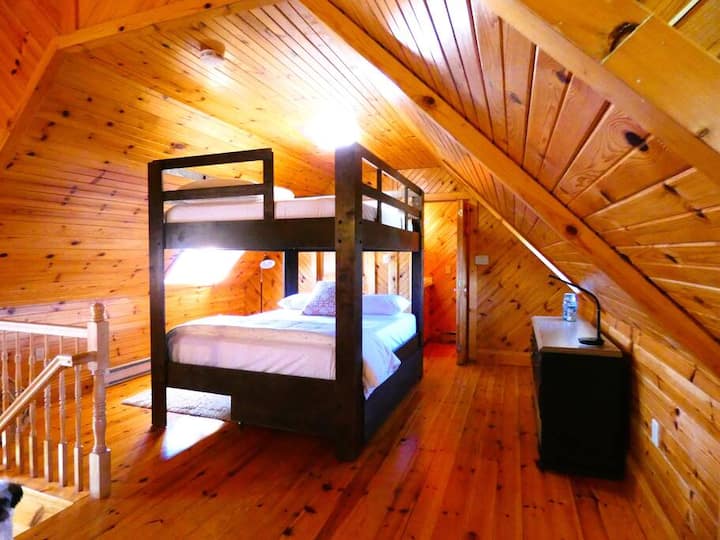 Knotty Pine Lodge - Roshani yenye mabanda ya kifalme