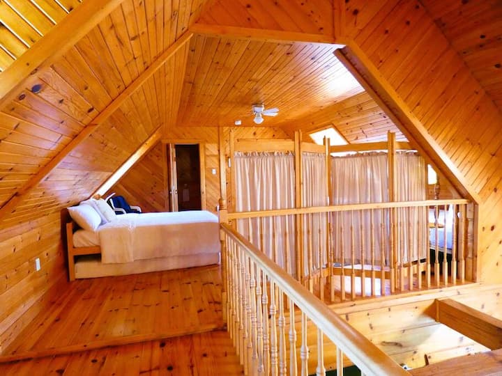 Knotty Pine Lodge - Mlango wa roshani wa kuingia kwenye eneo la kulala