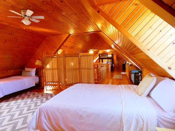 Knotty Pine Lodge - Eneo la kulala la roshani lenye vitanda viwili na 2 vya mtu mmoja