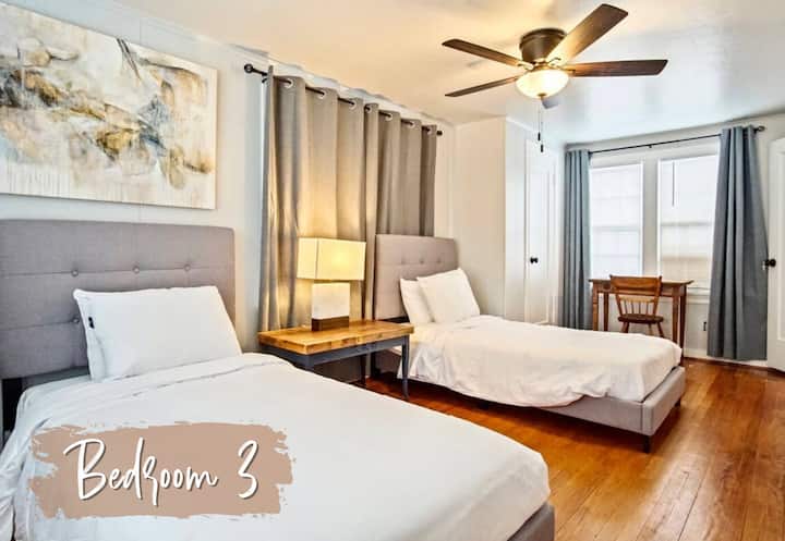 Chaleureuse et accueillante, la chambre promet une nuit de sommeil paisible, avec des draps moelleux et une décoration élégante qui créent un environnement confortable et réconfortant.