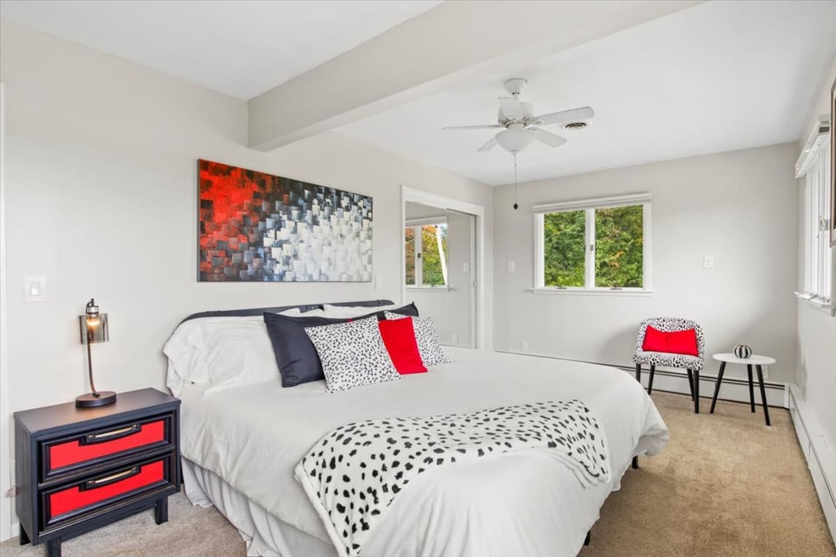 Ghorofa ya juu ya chumba cha kulala na kitanda cha King