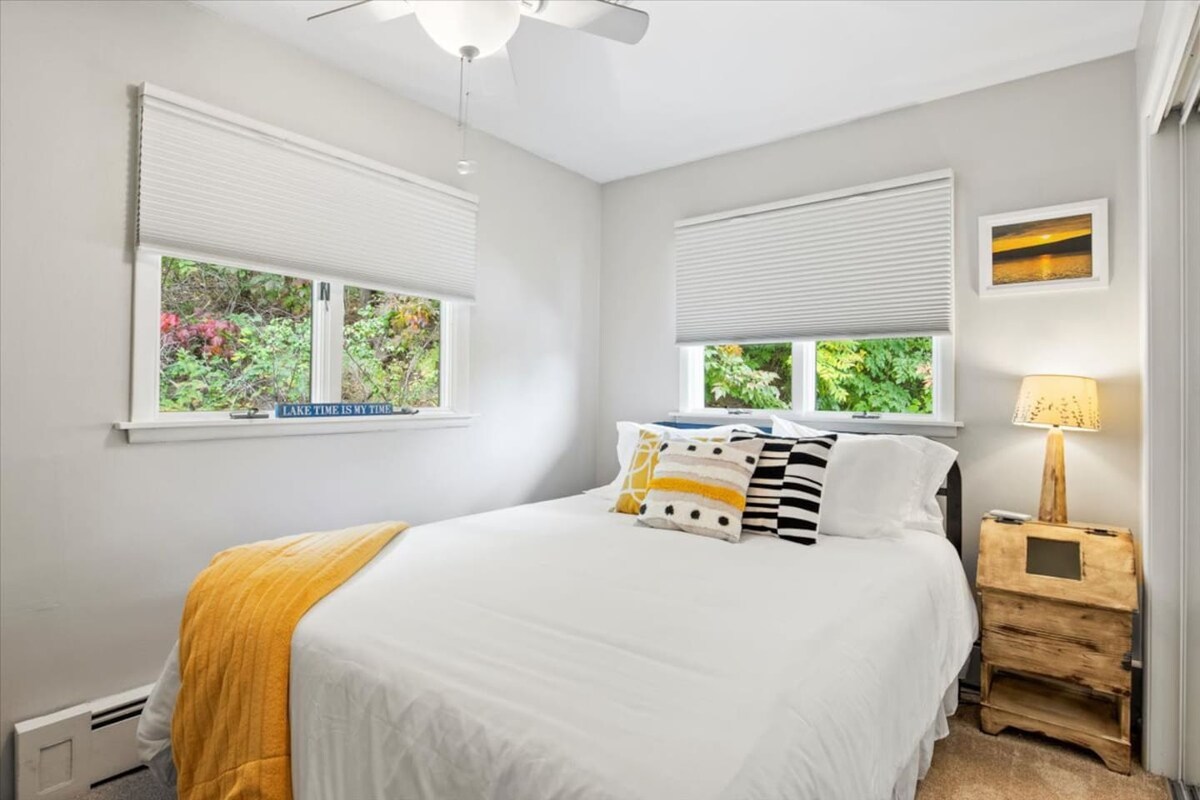 Chumba cha kulala cha ghorofani kilicho na kitanda aina ya queen