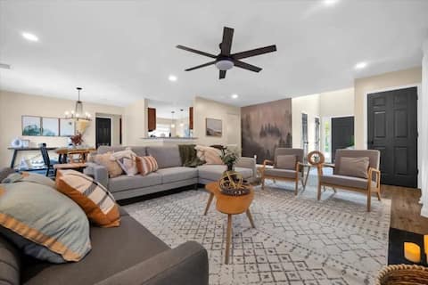 Sleeps 7, w BBQ, GameRm & Fire pit/ Pet Friendly