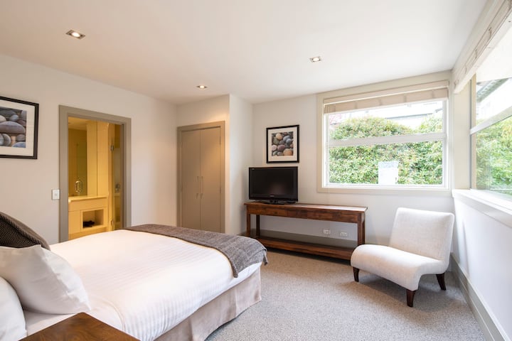 Elegante suite principal: amplio dormitorio principal con una lujosa cama tamaño king, baño privado e impresionantes vistas al lago. Un refugio sereno para la máxima relajación.