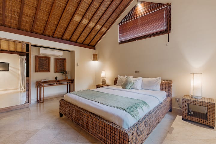 Bedopstelling met warme verlichting en houten accenten.