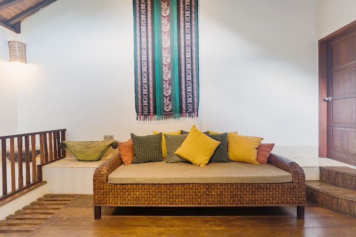 Stijlvolle dagbed met levendige kussens die een chique hoek bieden om te ontspannen.