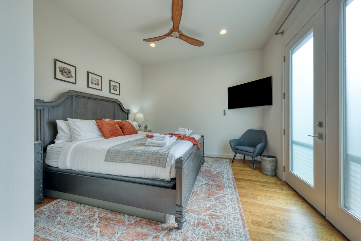 تتميز غرفة النوم في الطابق الثاني أيضًا بوجود 4 K UHD الذكي - قم بتسجيل الدخول إلى حساباتك في Hulu و Amazon Prime و Netflix