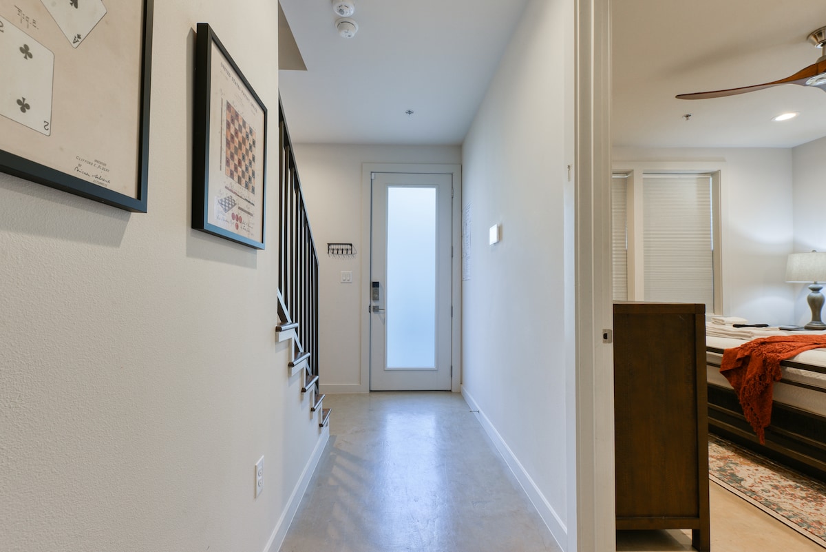 قاعة الدخول والسلالم إلى الطابق الثاني