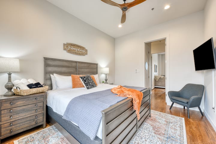 חדר שינה בלופט בקומה השלישית מימין בקומה השלישית, עם מיטת קינג סייז, פוש+ מזרן יוקרתי מאושר על ידי Oeko Tek.