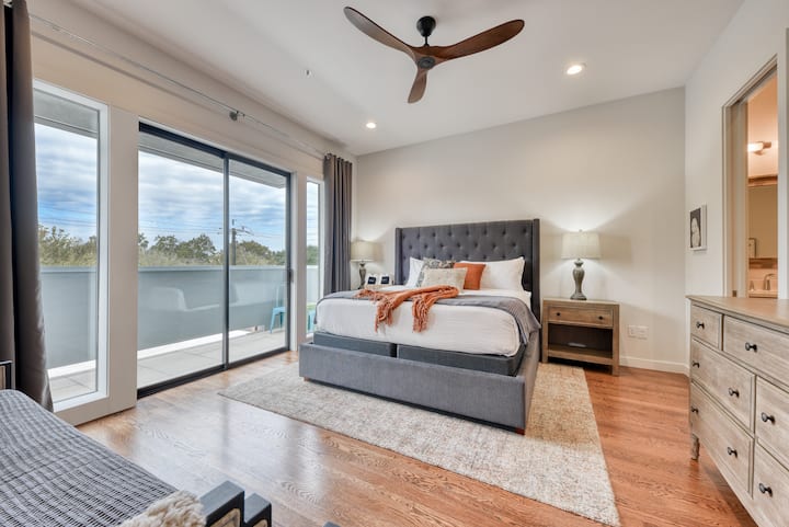 חדר שינה ראשי בקומה השלישית משמאל בקומה השלישית, נחיתה עם מיטת קינג סייז, פוש+ LaviskOeko Tek, מזרן יוקרתי מוסמך