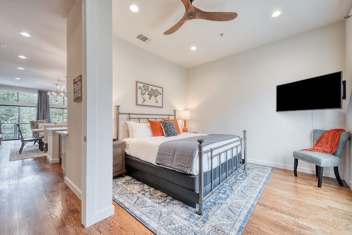 חדר השינה בקומה השנייה מתפאר גם ב -4KåD smart - התחברו לחשבונות Hulu ‏, Amazon Prime ו - Netflix שלכם