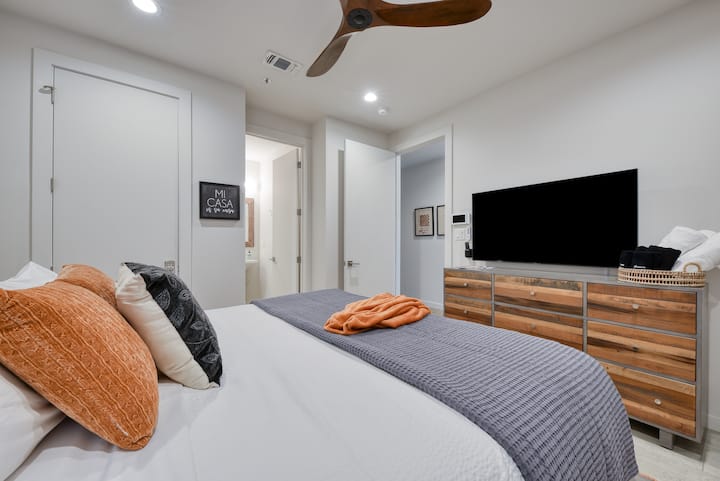 תיהנו מטלוויזיה חכמה 4KåD - התחברו לחשבונות Hulu ‏, Amazon Prime ו - Netflix שלכם