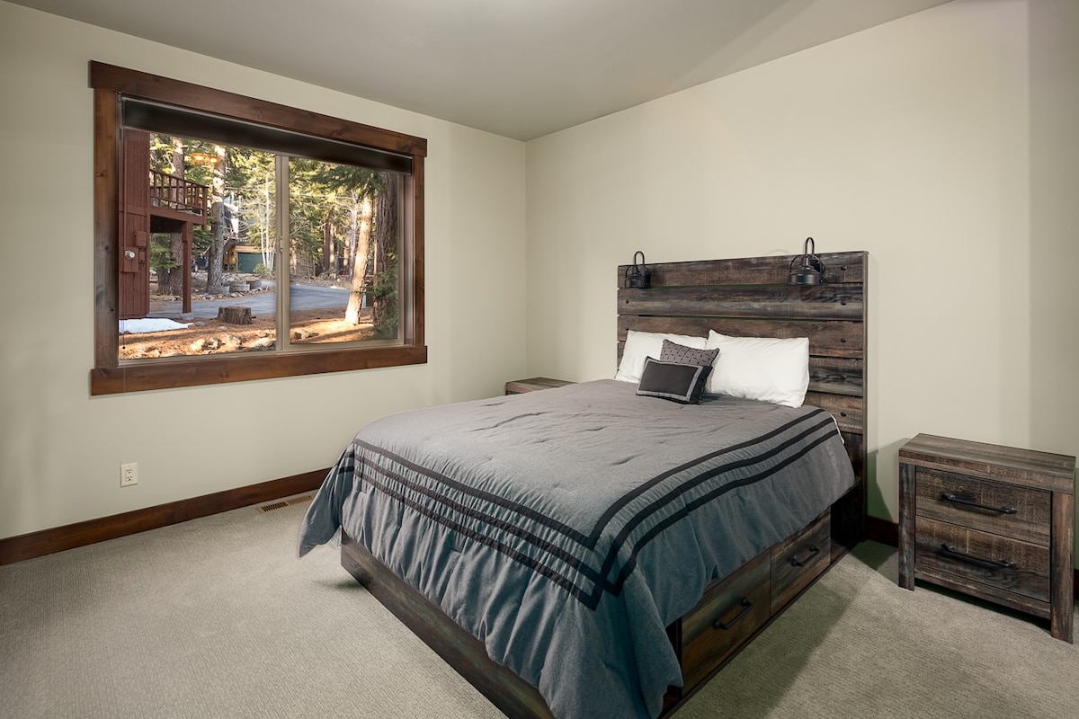 Chambre avec lit Queen Size et tables de chevet (lampes de table d'appoint non illustrées)