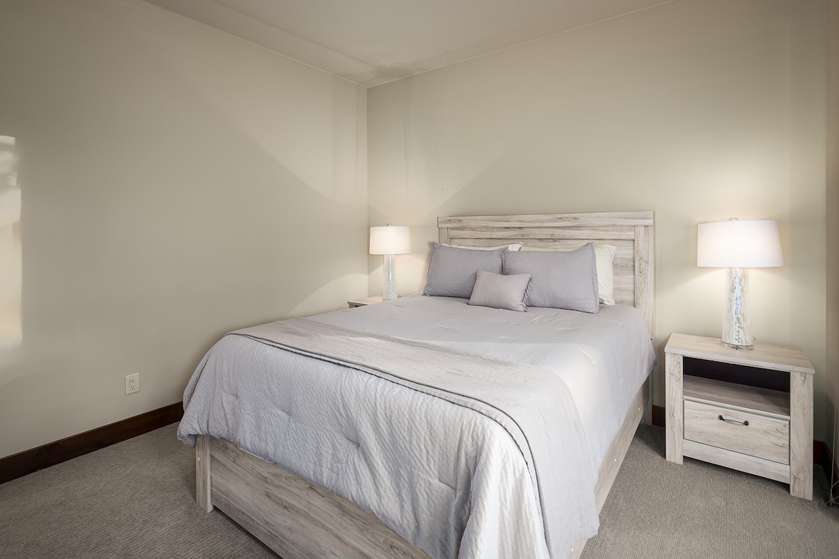 Chambre Queen Size de niveau inférieur au large de la tanière