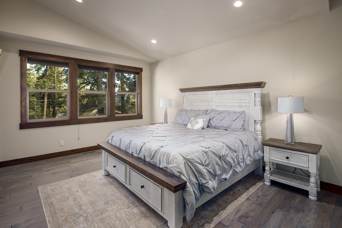 Les grandes fenêtres de la Master Suite offrent beaucoup de lumière naturelle au soleil