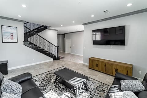 Top performing Airbnb: 5-Bedroom/4-bath Sleeps 16 By Disneyland in Midway City
