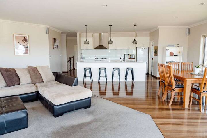 12 Apostles Beach House; with ocean & valley views gallery image 4