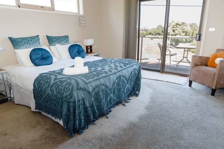12 Apostles Beach House; with ocean & valley views gallery image 3