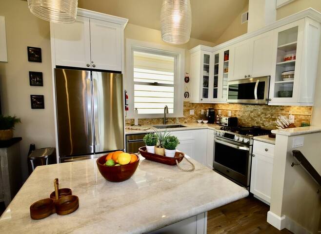 Cozy Oasis ~ Private Balcony & BBQ: 2 Min to Beach gallery image 4